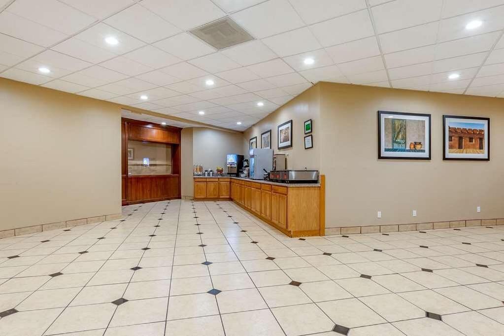 Clarion Inn & Suites, Розуел Екстериор снимка