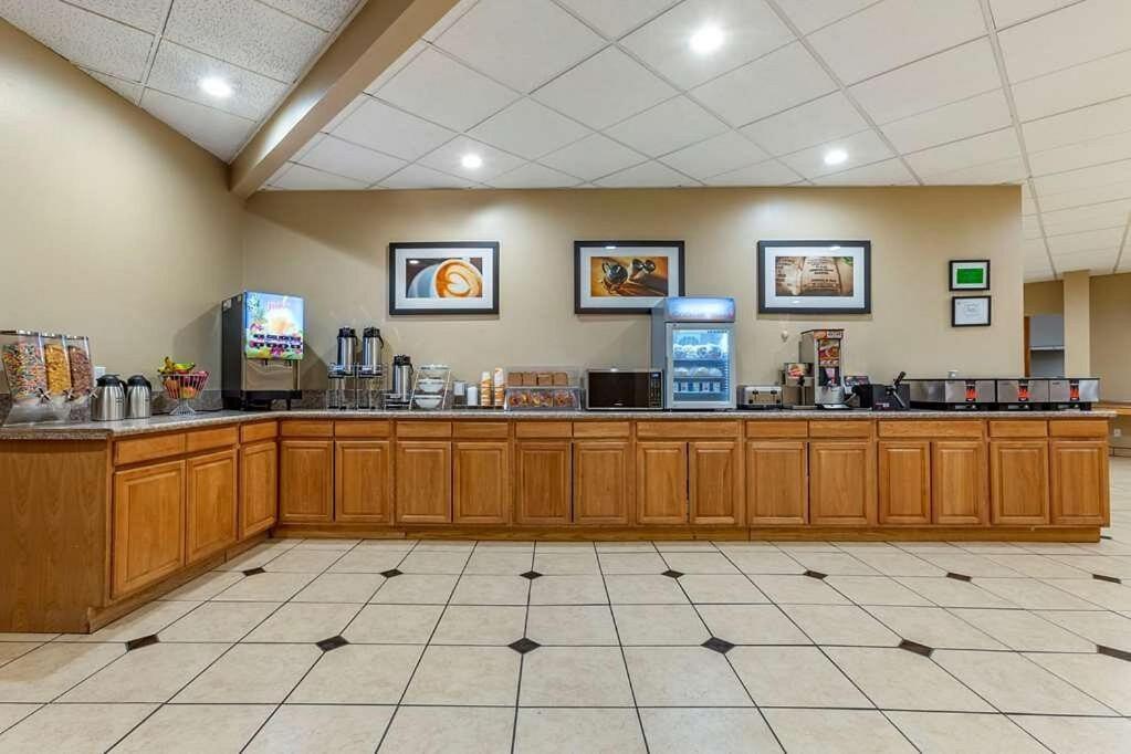 Clarion Inn & Suites, Розуел Екстериор снимка