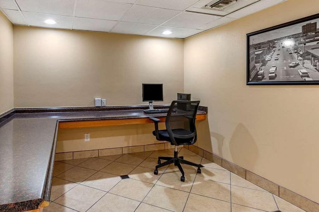 Clarion Inn & Suites, Розуел Екстериор снимка