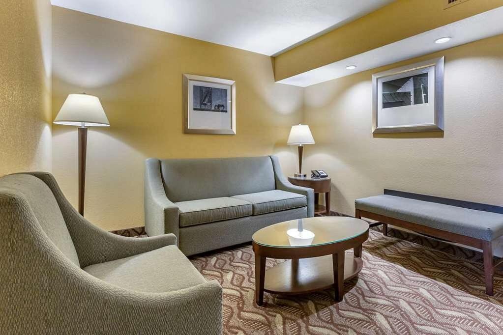 Clarion Inn & Suites, Розуел Екстериор снимка